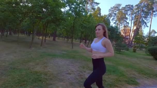 Αθλητική Γυναίκα Τρέχει Στο Πάρκο Προπόνηση Καρδιο Τζόγκινγκ Είναι Ζέσταμα — Αρχείο Βίντεο