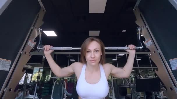 Spor Salonundaki Kadın Vücut Geliştirme Makineleriyle Antrenman Yapıyor Bir Kadın — Stok video