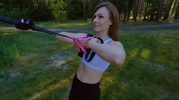 Uma Mulher Está Envolvida Simulador Borracha Esportiva Esticando Uma Faixa — Vídeo de Stock