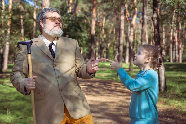 Παππούς Περπατάει Την Εγγονή Του Στο Πάρκο Ένας Αστείος Παππούς Φωτογραφία Αρχείου