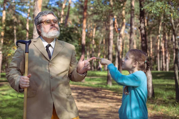 Bunicul Plimbă Nepoata Lui Parc Bunic Amuzant Fetiță Joacă Glumește Imagini stoc fără drepturi de autor