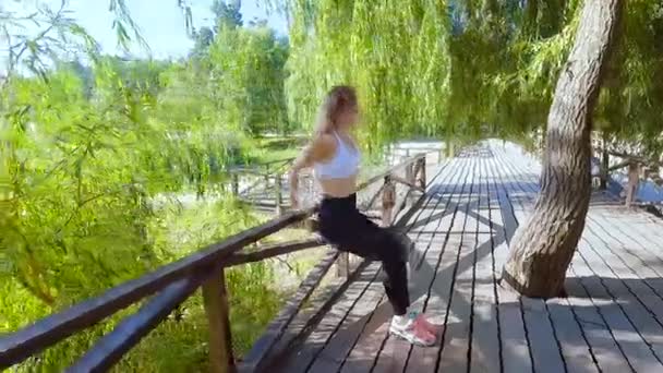 Mulher Atlética Correr Parque Treinar Cardio Jogging Aquecimento Antes Cargas — Vídeo de Stock