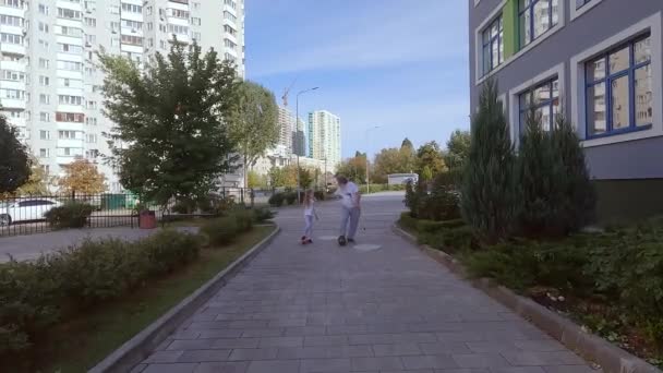 Dziewczynka Uczy Staruszka Jeździć Deskorolce Uczą Się Jeździć Deskorolce Ulicy — Wideo stockowe