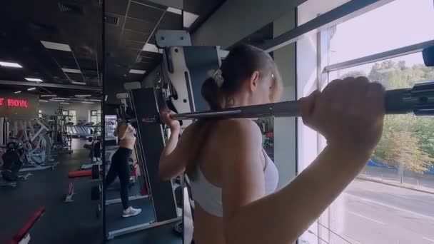 Kvinnan Gymmet Tränar Bodybuilding Maskiner Kvinna Pumpar Sina Muskler Simulator — Stockvideo