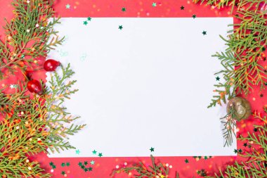 Noel kartı, köknar dalları ve yazı yazılacak bir yer. Üst görünüm kopyalama alanı