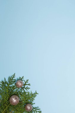 köknar dalları ve parlak gümüş ağaç topları ile boş Noel mavisi arka plan