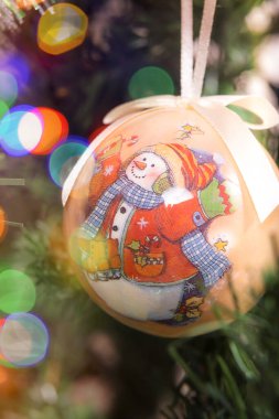 Noel ağacı balosu, yakın plan, şenlikli dekorasyon