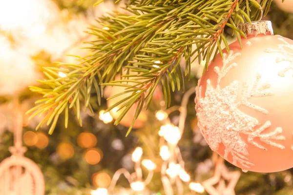 Lesklá Růžová Koule Stromě Vánoční Pozadí — Stock fotografie