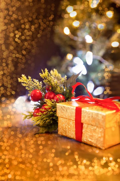 红色缎带和冷杉枝条的金色礼物 圣诞节装饰品 免版税图库照片