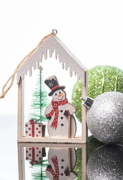Vánoční Ozdoba Sněhulák Strom Dřevěném Domě Stromovými Koulemi Skle — Stock fotografie