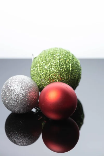 Stříbrné Červené Zelené Lesklé Vánoční Koule Skleněném Stole Stromové Koule — Stock fotografie