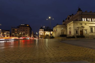 13 Ocak 2023. Sofya Bulgaristan. Bulgaristan Cumhuriyeti Ulusal Meclisi ve sarı tuğlalar gece fotoğraflandı