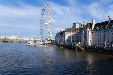 Londra, Birleşik Krallıklar 15 Ocak 2023. Dönme dolap Londra Gözü manzarası. Ve açık bir Ocak gününde mavi gökyüzü.