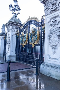 15 Ocak 2023. Londra, Birleşik Krallık: Buckingham Sarayı, Kraliyet armalı dekoratif giriş kapısı