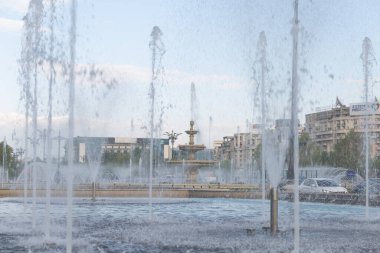 5 Mayıs 2023, Bükreş, Romanya. Romanya Parlamentosu önündeki çeşmeler.