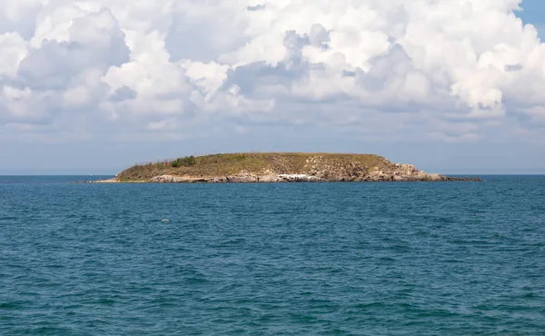 Une Île Sauvage Inhabitée Dans Mer Épais Nuages Blancs Dans — Photo