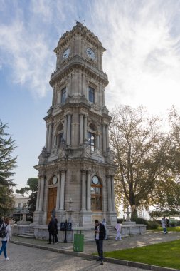 İstanbul Türkiye, 22 Ekim 2023, Dolmabahche Sarayı Saat Kulesi. Saray kompleksine dahil olan Dolmabahe Saat Kulesi Sultan Abdulhamid tarafından inşa edildi..