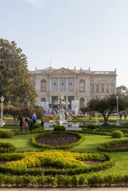 İstanbul, Türkiye, 22 Ekim 2023, İstanbul Boğazı 'nın Avrupa kıyılarında yer alan Dolmabahce Sarayı, Osmanlı İmparatorluğu' nun ihtişamlı günlerinin canlı bir resmini çizmektedir. Sarayın inşası Abdlmecid I 'in fikriydi..