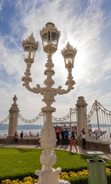 22 Ekim 2023, İstanbul Türkiye. Dolmabahce Sarayı 'nın avlusunda mavi gökyüzüne karşı sokak lambası.