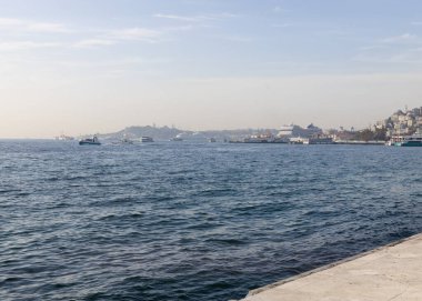 İstanbul, Türkiye. 22 Ekim 2023, Dolmabahçe Sarayı 'ndan İstanbul Boğazı' na kadar. Turistler için popüler hedef.