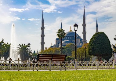 22 Ekim 2023, İstanbul Türkiye. Sultanahmet Camii 'nin dış yüzeyi, güzel gökyüzü ve yeşil gras..