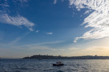 23 Ekim 2023, İstanbul Türkiye. Güzel gökyüzü, boğazda küçük gemiler ve İstanbul 'un bir kısmı arka planda.