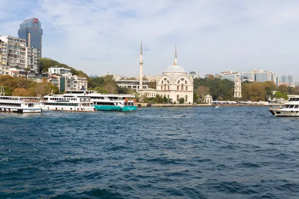 22 Ekim 2023, İstanbul Türkiye. Dolmabahçe 'nin Dolmabahçe' deki Boğaz kıyısında yer alan Dolmabahçe Camii, Bezmialem Valide Sultan Camii, diğer adıyla Dolmabahçe Camii, Osmanlı camileri arasında en eşsiz mimarilerden birine sahip olmak zorundadır.