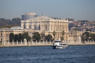 22 Ekim 2023, İstanbul Türkiye. Dolmabahce Sarayı, turizm gemisinden yakın plan çekilmiş..