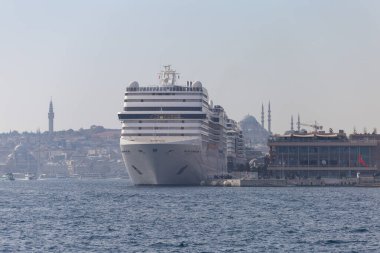 İstanbul, Türkiye, 23 Ekim 2023. Galata limanında bir yolcu gemisi. Ana liman olarak konumlandırılan Galataport İstanbul, dünya çapında turizmi geniş bir bölgede vitalize etmeye hazırlanan birinci sınıf bir yolcu gemisi limanı.