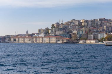 22 Ekim 2023, İstanbul Türkiye. Mimar Sinan güzel sanatlar üniversitesi ve Cihangir camii. Yatay resim