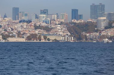 22 Ekim 2023, İstanbul Türkiye. Dolmabahe Saray ve İstanbul Boğazı 'nın bir kısmı. Sokaklar ve modern binalar