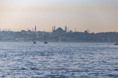 İstanbul, Türkiye, 22 Ekim 2023. Günbatımında cami ve turuncu gökyüzü ile İstanbul 'un bir parçası olan Boğaz.