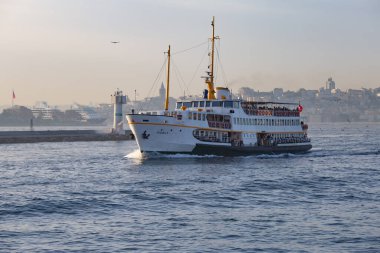 22 Ekim 2023. İstanbul, Türkiye. Boğazın sularında yüzen bir turist gemisi. İstanbul 'da turistler için cazip bir yer.