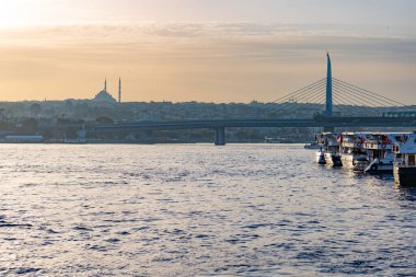 İstanbul, Türkiye, 22 Ekim 2023. Günbatımında Boğaziçi Köprüsü ve Turuncu Gökyüzü