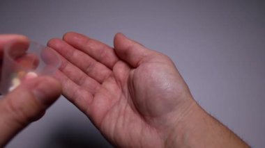 Bir bardaktan alınan çeşitli ilaçlar, Slow Motion