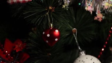 Noel ağacı oyuncakları. Şenlikli dekorasyon yavaş çekimde. Noel süsleri.