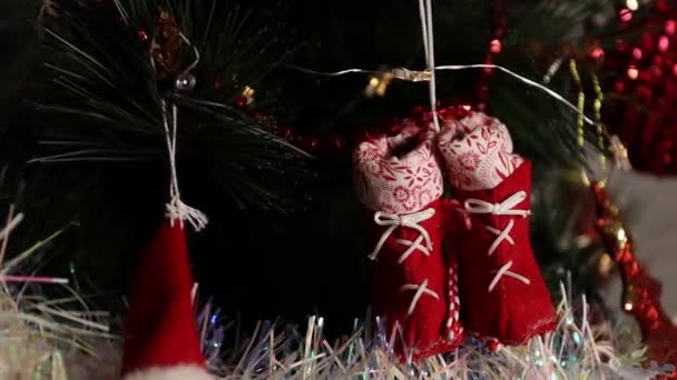 Weihnachtsbaumspielzeug Festliche Dekoration Zeitlupe Weihnachtsschmuck — Stockvideo