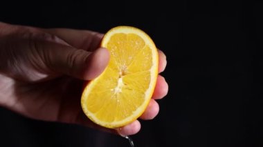 Elle limon sıkmak. Akan limon suyu yavaş çekim