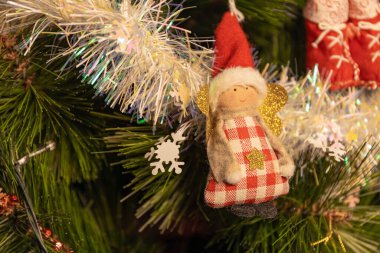 Noel ağacı süslemesi, ağaçta oyuncaklar ve çelenkler.