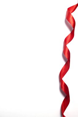 Fotoğraf veya metin için yeri olan boş beyaz arkaplanda kırmızı kurdele