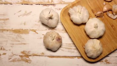 Olgun, çiğ sarımsak ve bambu tabağı..