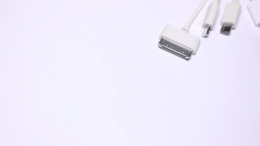 Prizler şarj ediliyor. Mobil cihaz şarj oluyor, şarjı bitiyor, veri transferi yapılıyor. Şarj teknolojisi şarj edilen cep telefonu pili voltajı artırarak şarj ediyor. Bu da elektriği arttırıyor..