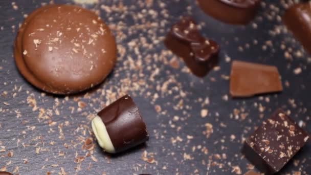 Chocolade Stukjes Melkchocolade Een Zwarte Plaat — Stockvideo
