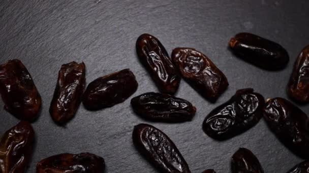 Čokolády Kousky Mléčné Čokolády Kamenném Černém Talíři Ruční Braní Čokoládových — Stock video