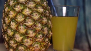 Olgun ananas meyvesi ve bir bardak ananas suyu, yavaş çekim.