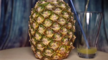 Olgun ananas meyvesi ve bir bardak ananas suyu, yavaş çekim.