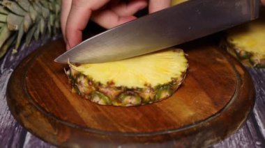 Tahtada bıçakla ananas kesmek, ağır çekim.