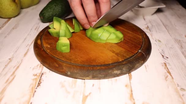 Резание Очищенного Авокадо Коры Замедленной Съемке Авокадо Доске Здоровое Питание — стоковое видео