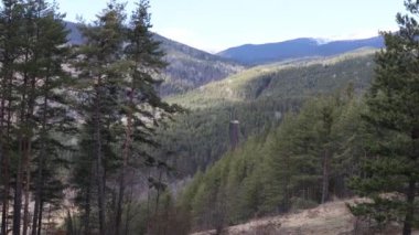 Karlı tepeleri olan pirin dağı. Pirin ve Rila 'daki arazi, dik yamaçlardaki patikaları da kapsıyor..