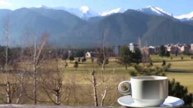 Karlı tepeleri olan pirin dağı. Pirin ve Rila 'daki arazi, dik yamaçlardaki patikaları da kapsıyor..